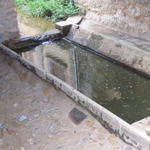 Remise en eau - La forme du lavoir redessinée a permis sa remise en eau.