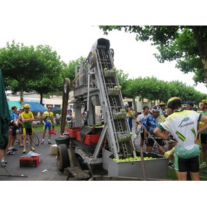 Jus de pommes artisanal - Les cyclotouristes ont pu faire halte pour se reposer et admirer le vieux pressoir à pommes.