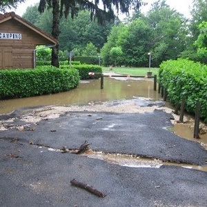 Dégâts suite aux orages du 14 juin 2007 - Le camping situé au bord de la Loue a été inondé et la chaussée déformée.