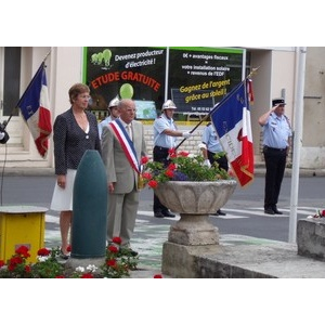 Hommage - Le Maire, la Députée et l'assistance observent une minute de silence en mémoire des soldats morts au combat