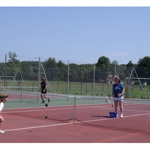 Echange de balles avec les enfants de l'école de tennis