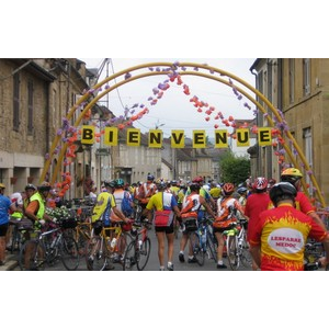 Bienvenue ! - Pour accueillir les cyclotouristes, une belle banderole juste avant la place des promenades.