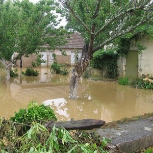 Dégâts suite aux orages du 14 juin 2007 - Au Pontillou l'eau est montée très haut n'épargnant aucun riverains.