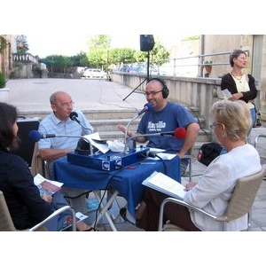 Table Ronde - L'émission démarre avec la table ronde et l'intervention du Maire et de Yolande Defossez.