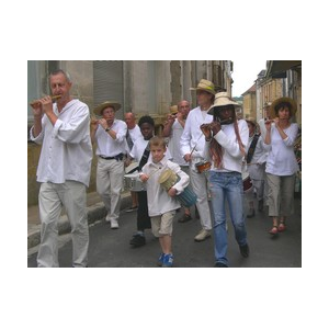 Fête des Jeux Anciens - Fifres et Tambours a fait un tour de ville pour annoncer l'ouverture de la fête.
