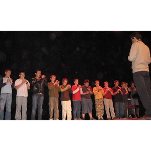 Spectacle de fin d'année - Les élèves du collège à la flûte accompagné par leur professeur de musique