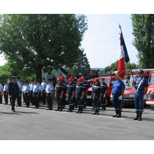 Passage en revue - Les effectifs sont passés en revue par le lieutenant de centre, l'adjoint au Maire, Pierre Schaffnit, le commandant de Gendarmerie M. Corbasson et le commandant Naboulet