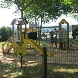 Aire de jeux protégée - Toutes les mesures de sécurité en vigueur ont été prises pour l'installation de l'aire de jeux.