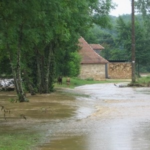 Dégâts suite aux orages du 14 juin 2007 - La Loue était en crue, inondant le chmein menant au Moulin de la baysse ainsi que les terrains de sports.