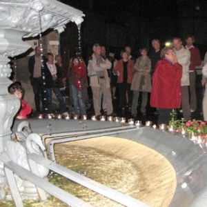 Contes mythiques - Les conteurs de bilioconte ont axé leurs histoires sur la fontaine et le lavoir, illuminés pour l'occasion.