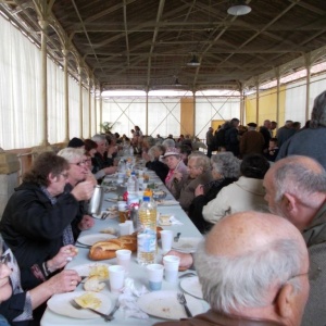 Un repas convivial après la plantation du Mai