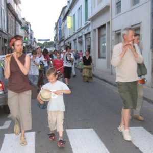 2 Déambulation en musique - Le spectacle était ponctué par la musique de l'association Fifres et Tambours.