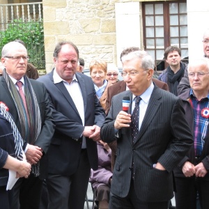 Madame le Maire et Monsieur Bernard Cazeau