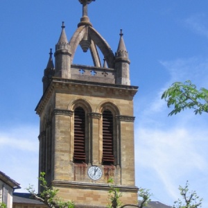 Le clocher de l'Eglise - Le clocher a été entièrement reconstruit après l'incendie qui l'avait détruit en 1934.