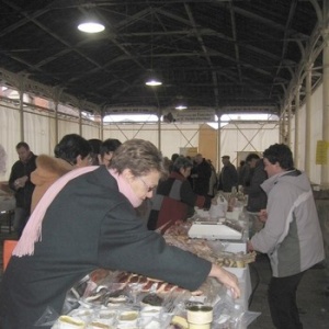 Producteurs - Il y avait foule sous la halle pour acquérir les produits fabriqués maison des producteurs spécialisés.
