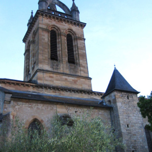 Le clocher de l'église - Autrefois en flèche, il est aujourd'hui couronné de béton.