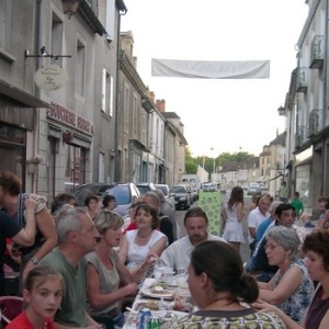 Repas dans la Rue Gambetta - Convivialité et Gourmandises.