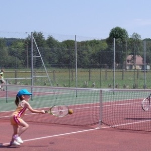 Echange de balles avec les enfants de l'école de tennis