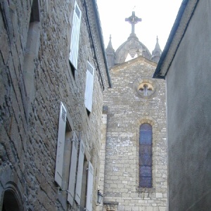 Une vue particulière - La façade de l'église vue de la rue Saint Antoine. Cette entrée permet d'être face à l'autel lorsque l'on pénètre dans l'édifice.