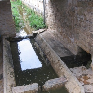 Lavoir Saint Antoine - Ce petit monument du patrimoine local a été récemment restauré par des jeunes bénévoles de l'association Concordia.