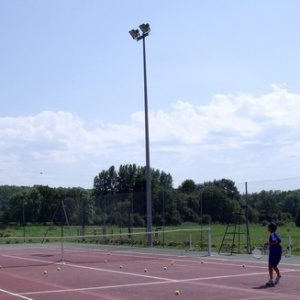 Echange de balles avec les enfants de l'école de tennis