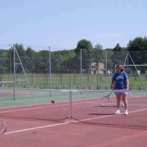 Echange de balles avec les enfants de l'école de tennis