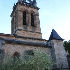 Le clocher de l'église - Autrefois en flèche, il est aujourd'hui couronné de béton.